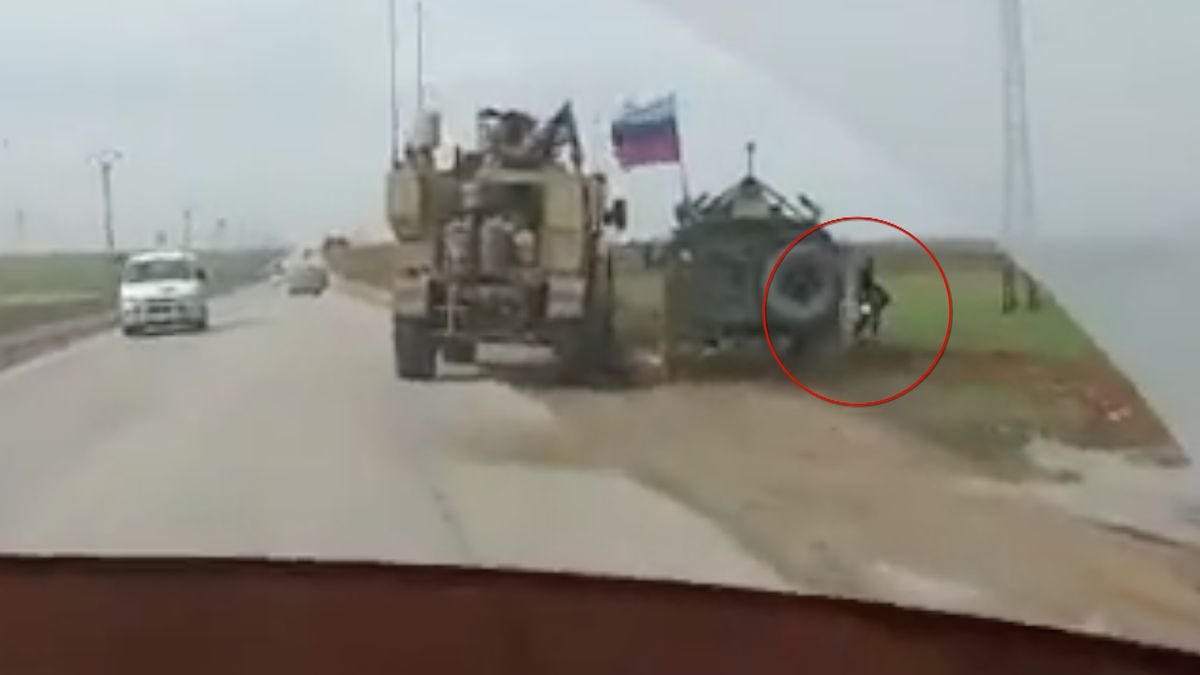 Američané vytlačili ze silnice ruský bojový vůz. Ten málem smetl civilistu
